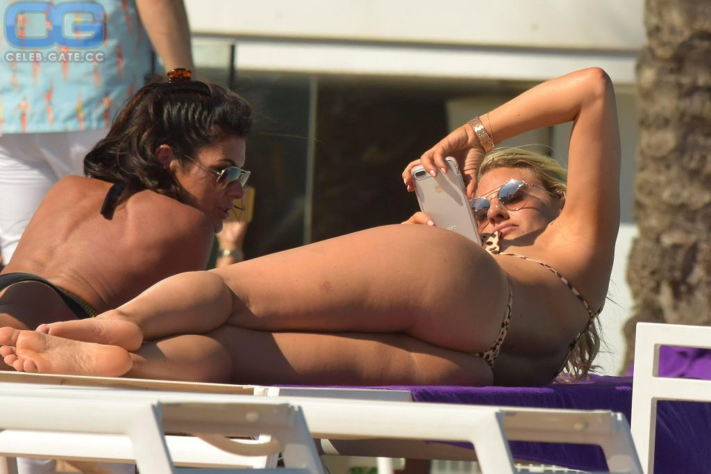 Danielle Armstrong oops