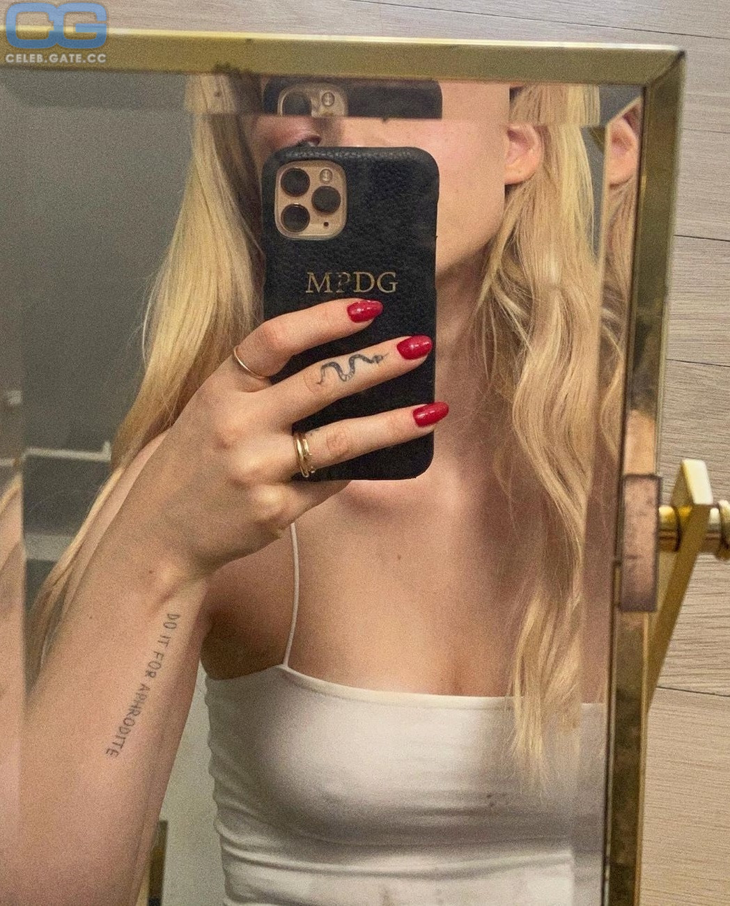 Dove Cameron 