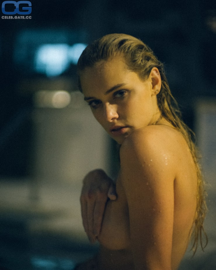 Ellie Ottaway topless