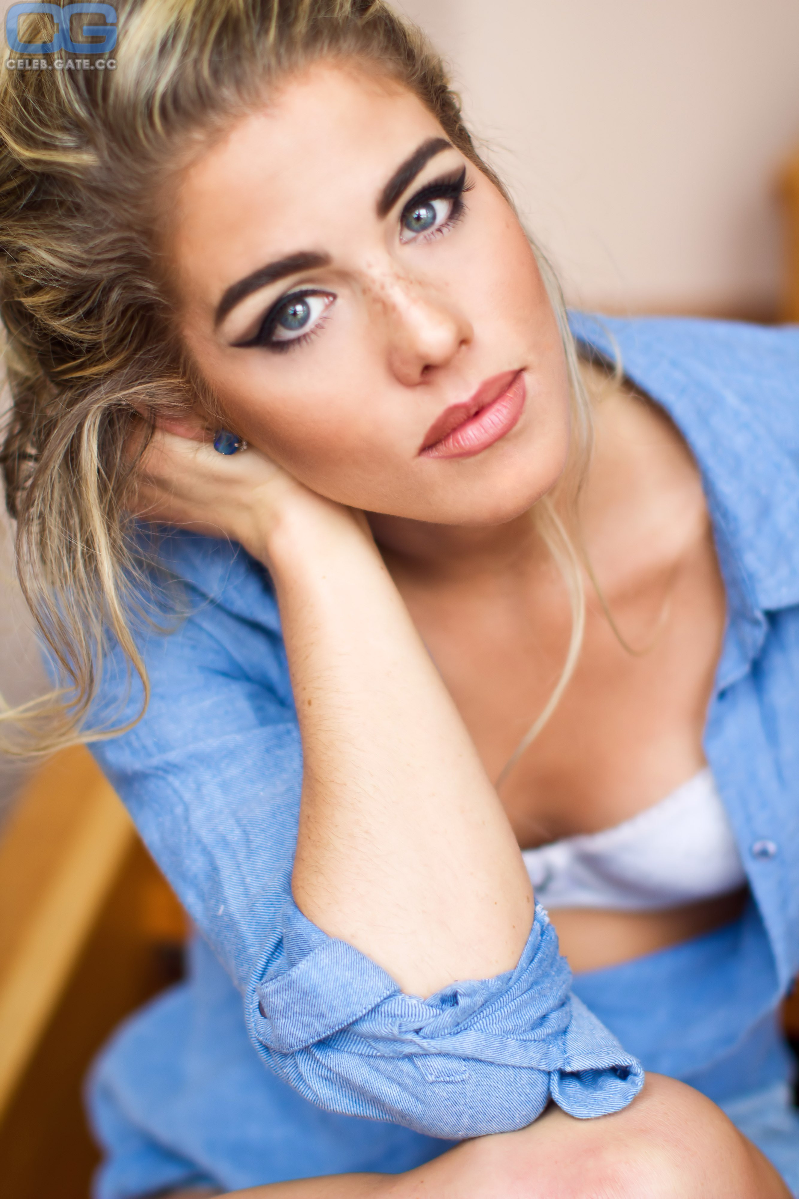 Emily Bett Rickards hot