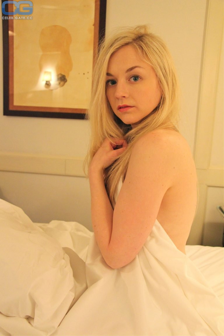 Emily Kinney leaked photos