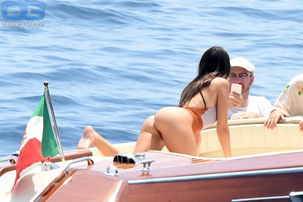 Emily Ratajkowski leaked