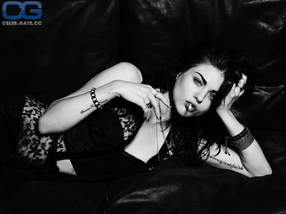 Frances Bean Cobain sexy