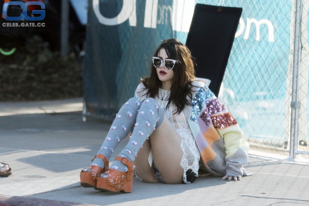 Frances Bean Cobain upskirt