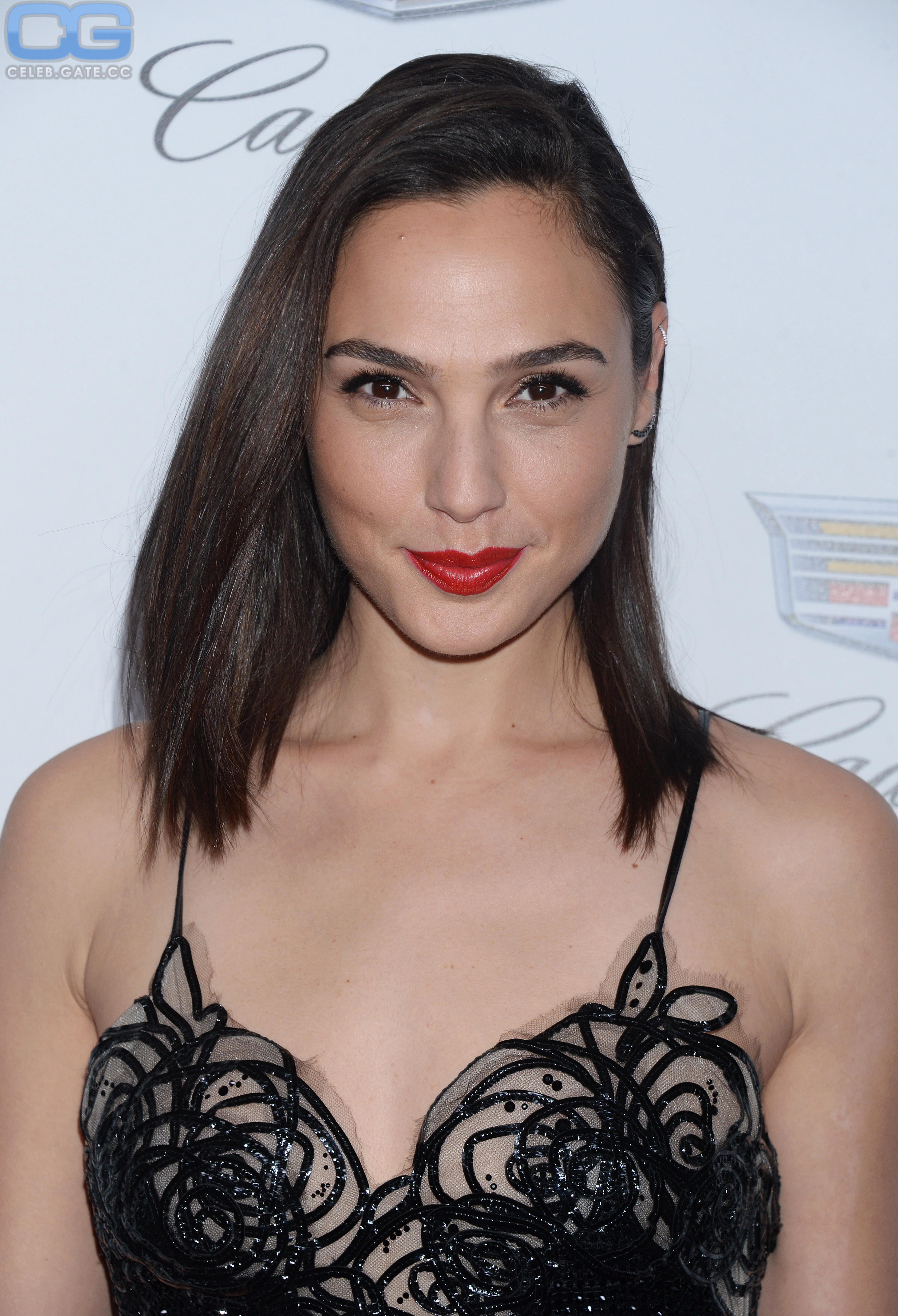 Gal Gadot nip slip