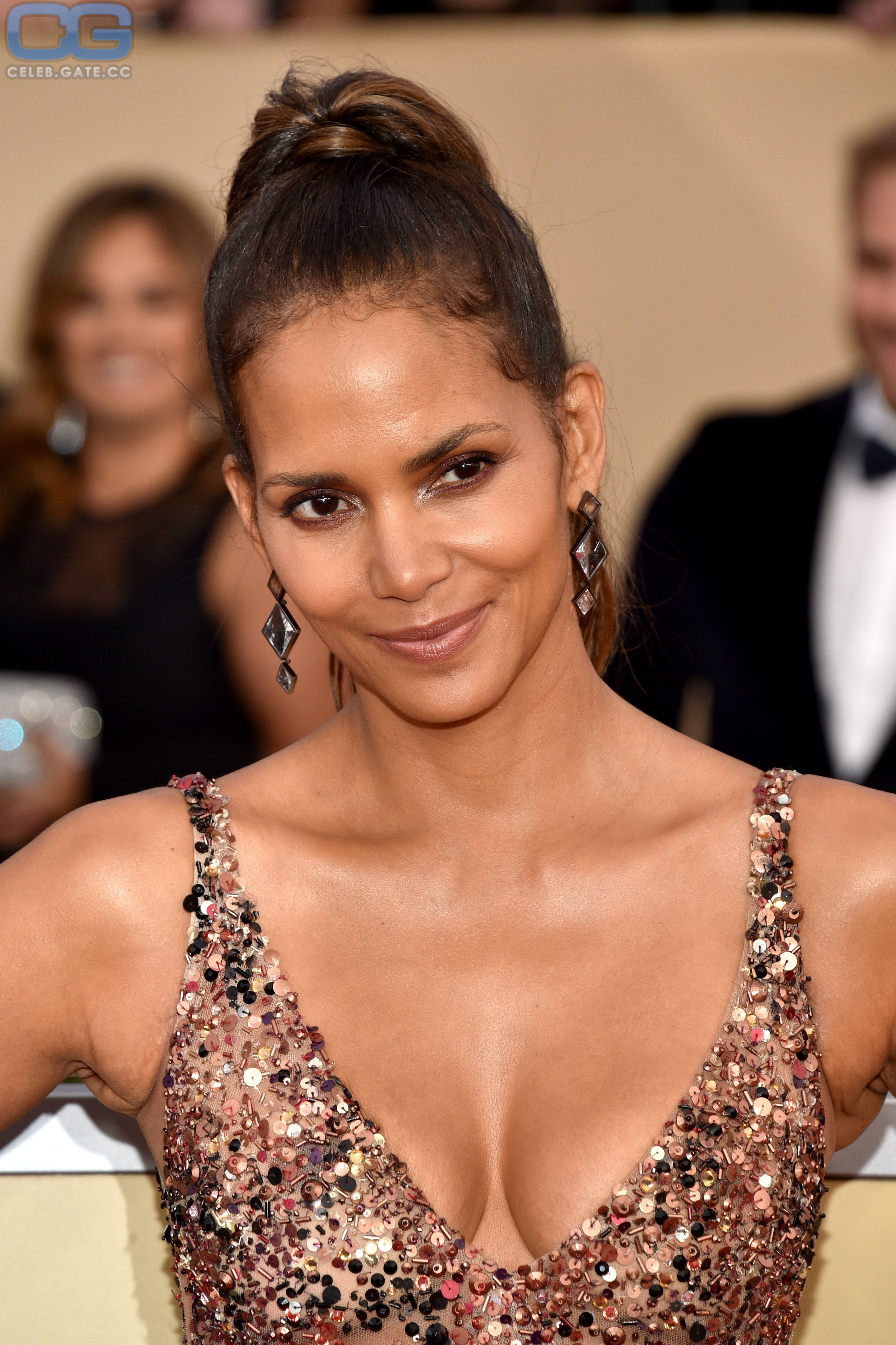 Halle Berry dekollete