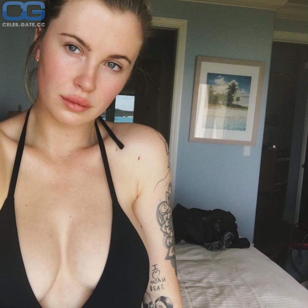 Ireland Baldwin bikini