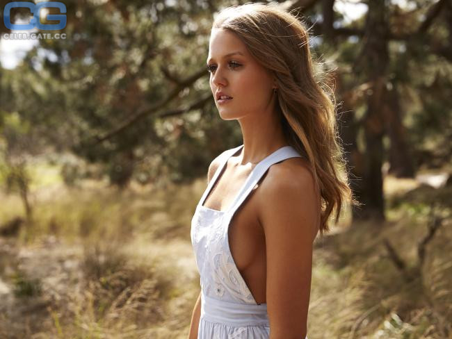 Isabelle Cornish sideboob