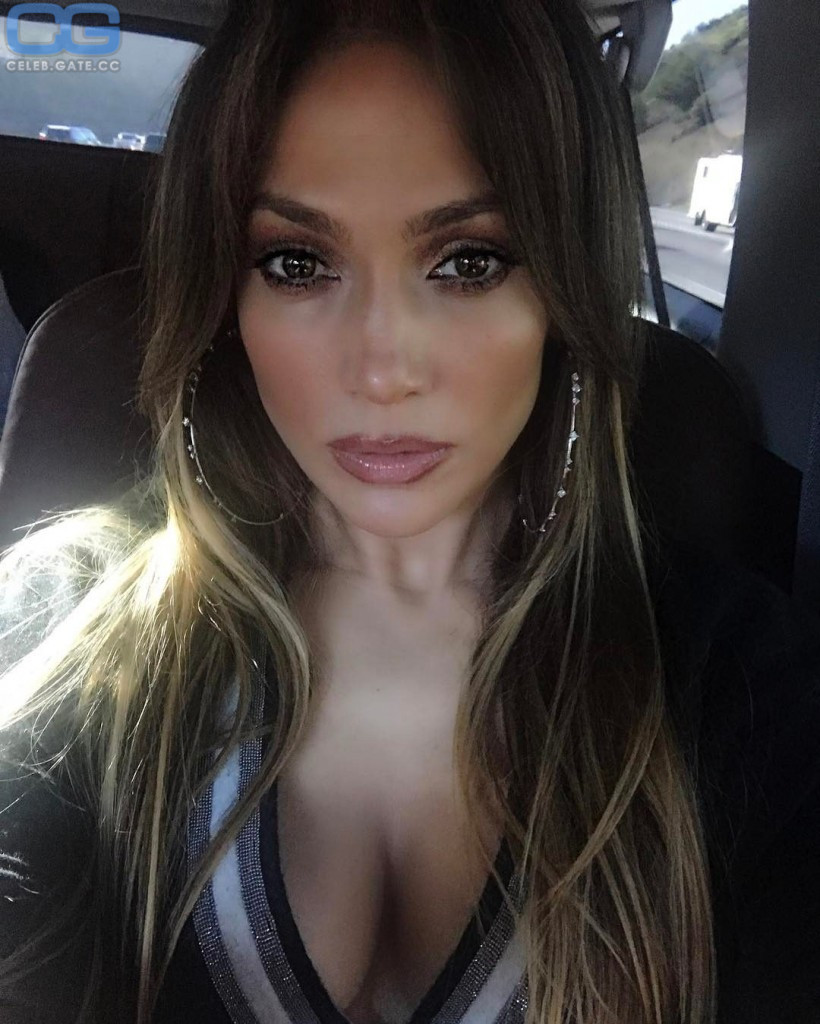 Jennifer Lopez cleavage