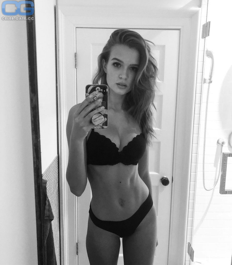 Josephine Skriver selfie