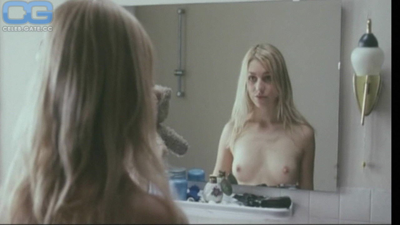 Julia Dietze topless