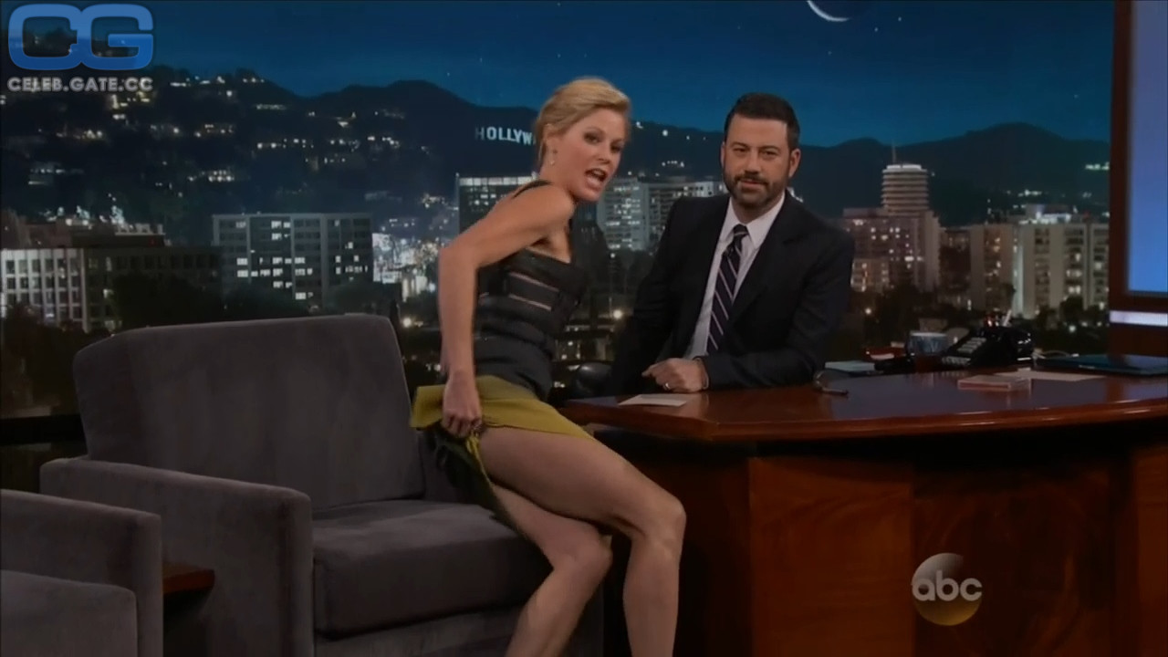 Julie Bowen upskirt