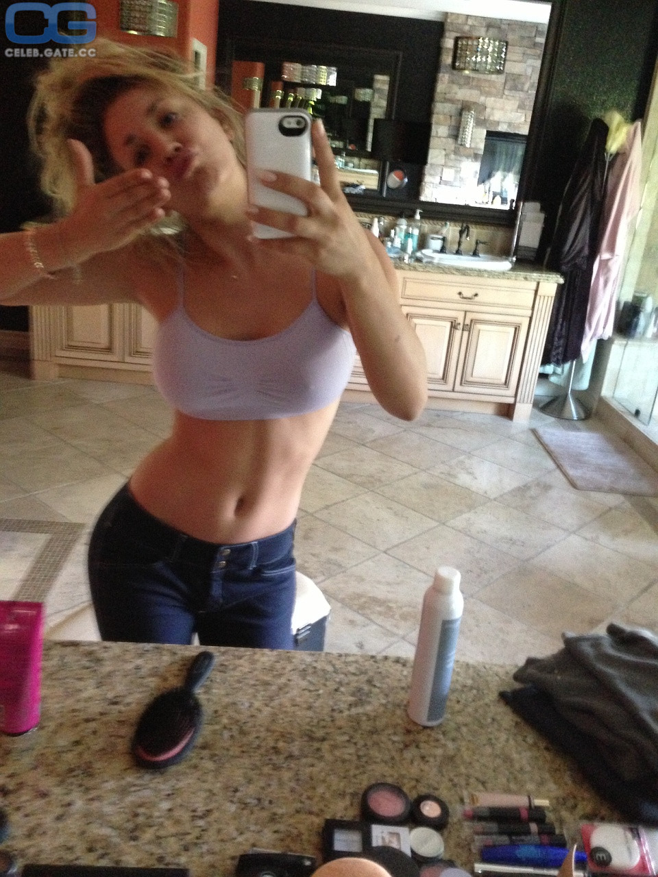 Kaley Cuoco body