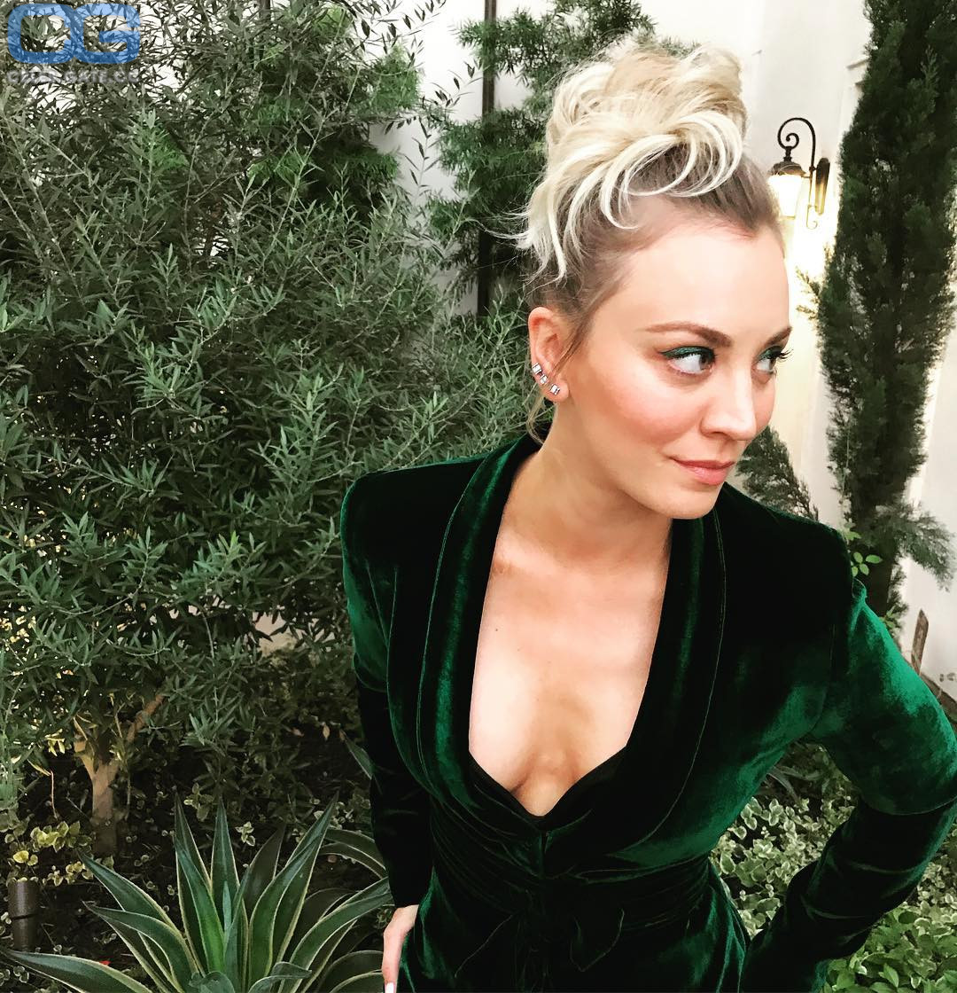 Kaley Cuoco dekollete