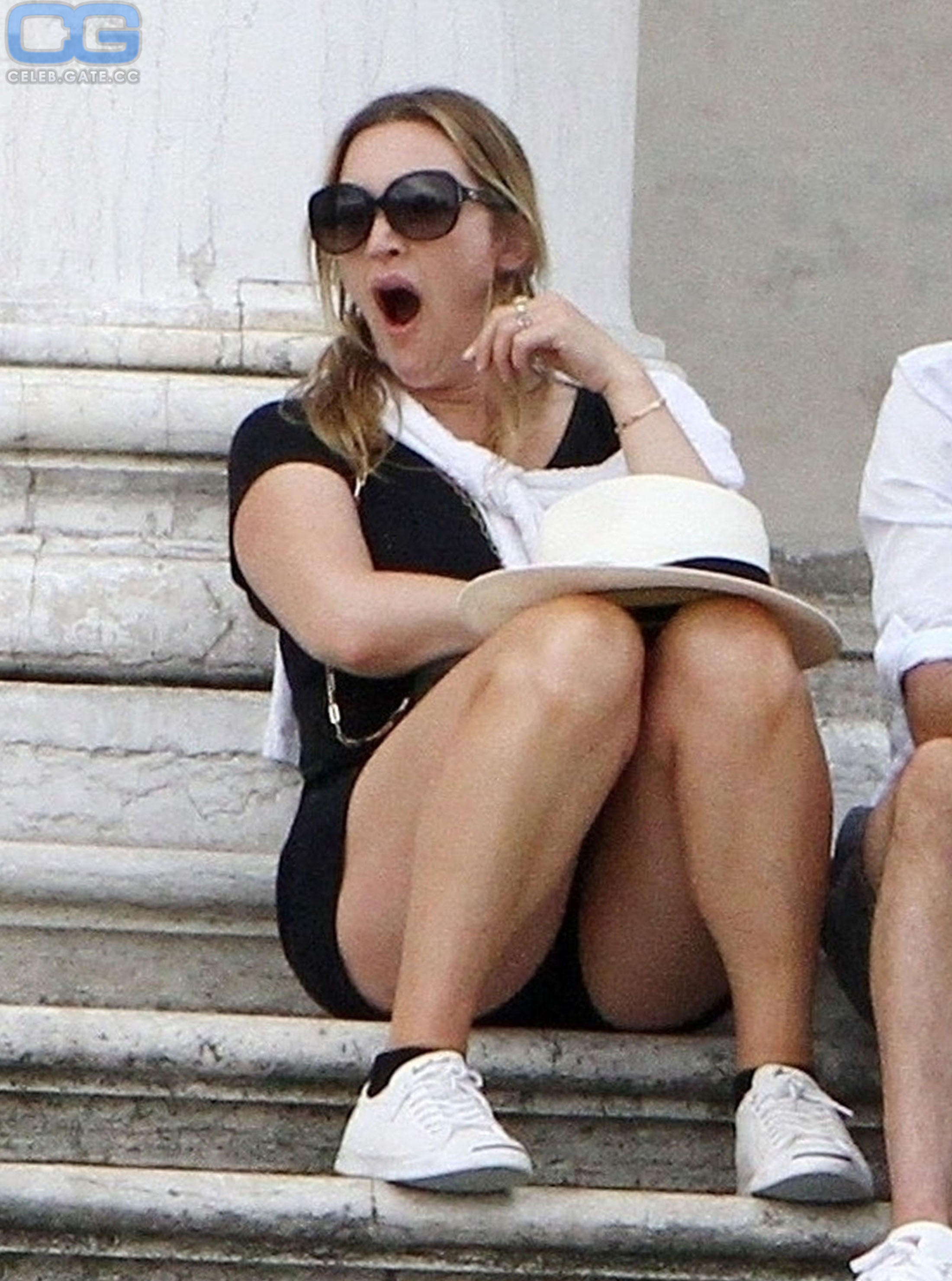 Kate Winslet upskirt