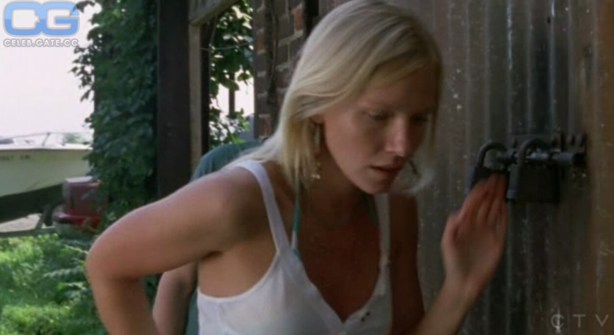 Kelli Giddish 