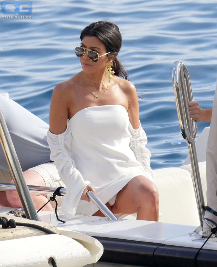 Kourtney Kardashian panty slip