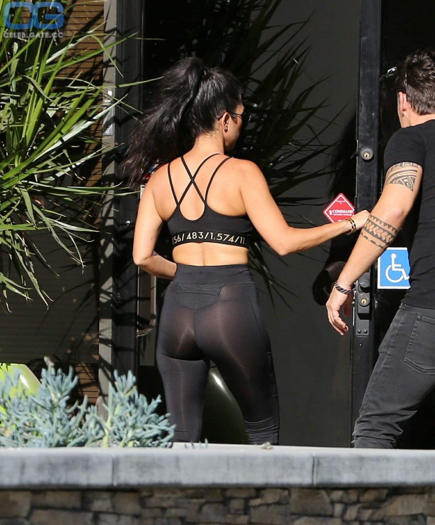 Kourtney Kardashian pantyhose