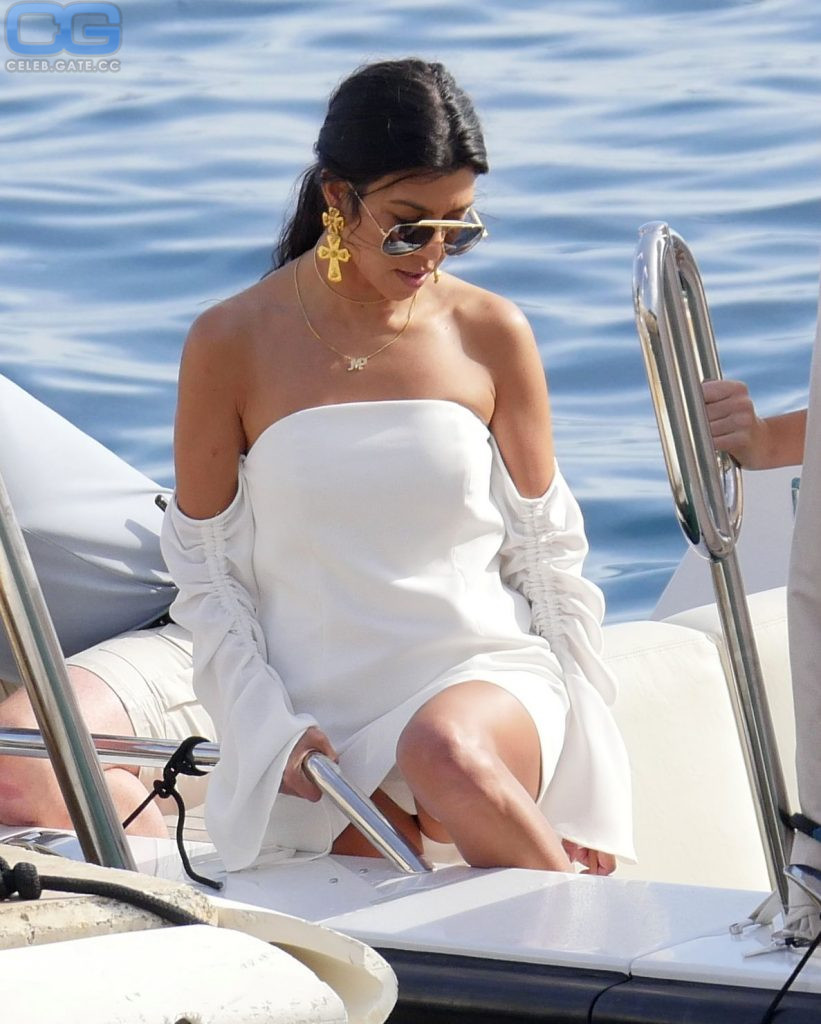 Kourtney Kardashian upskirt