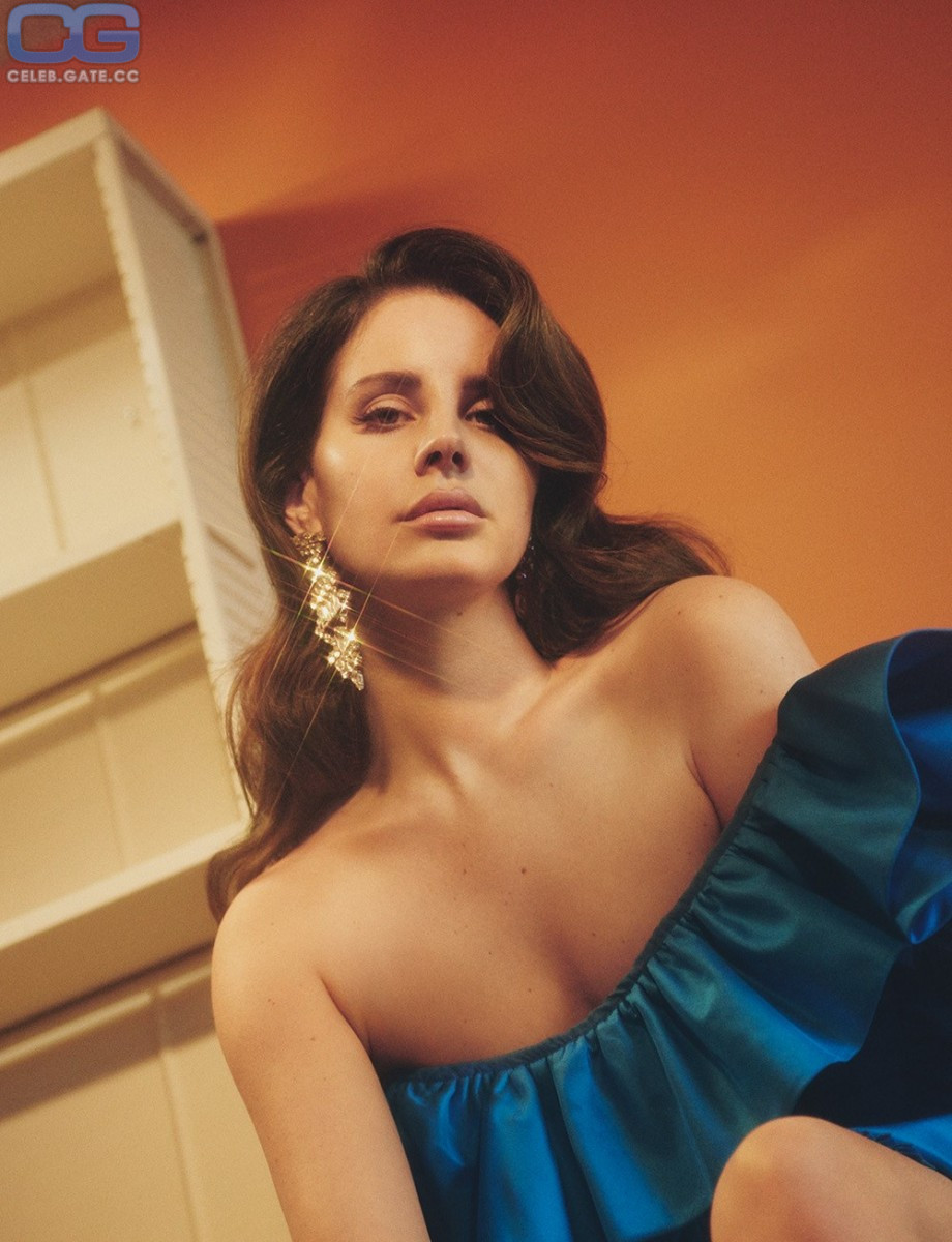 Lana Del Rey sexy