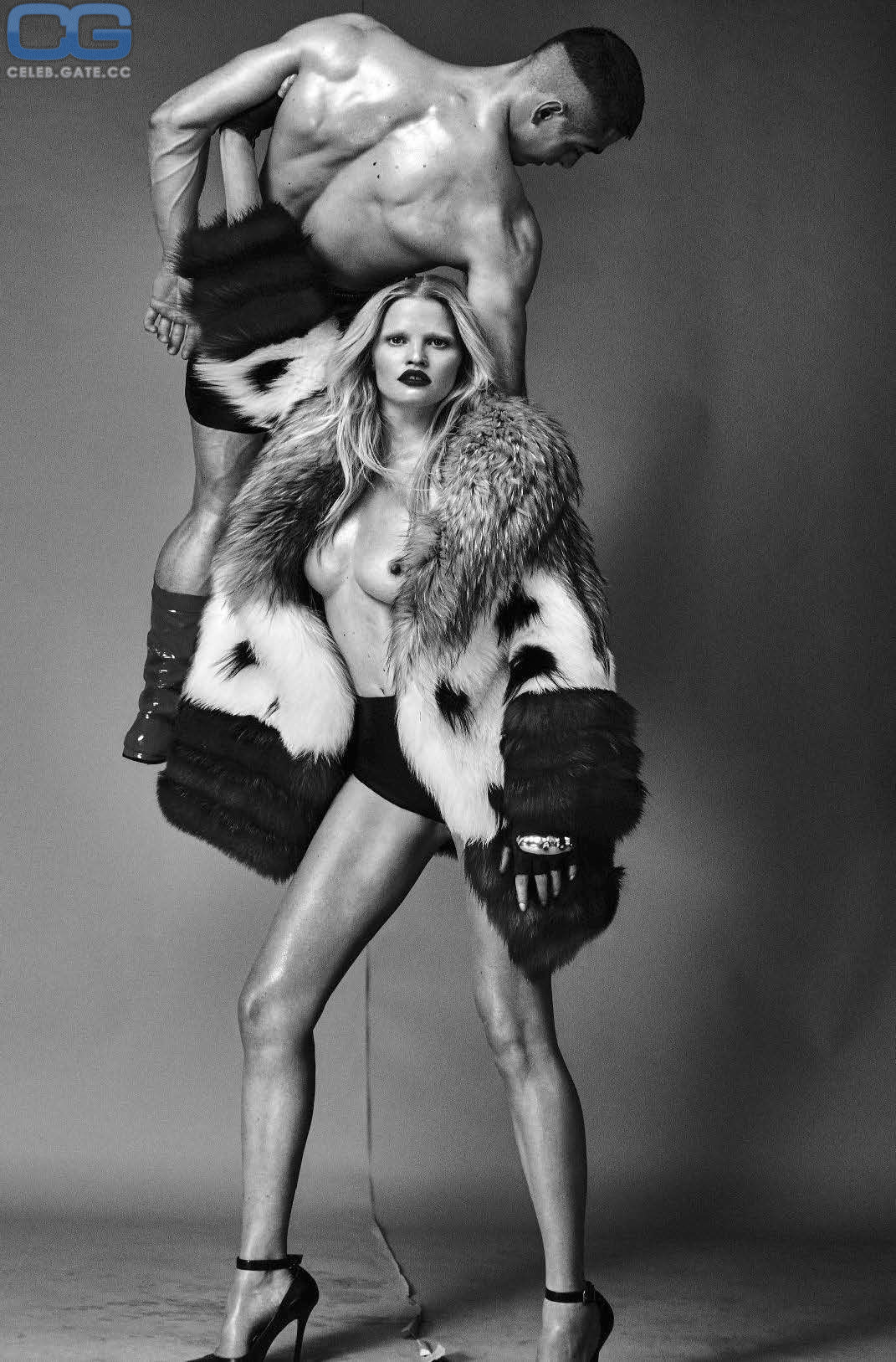 Lara Stone oben ohne