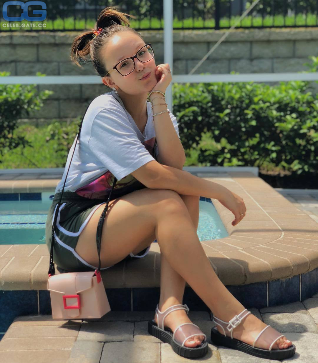 Larissa Manoela feet