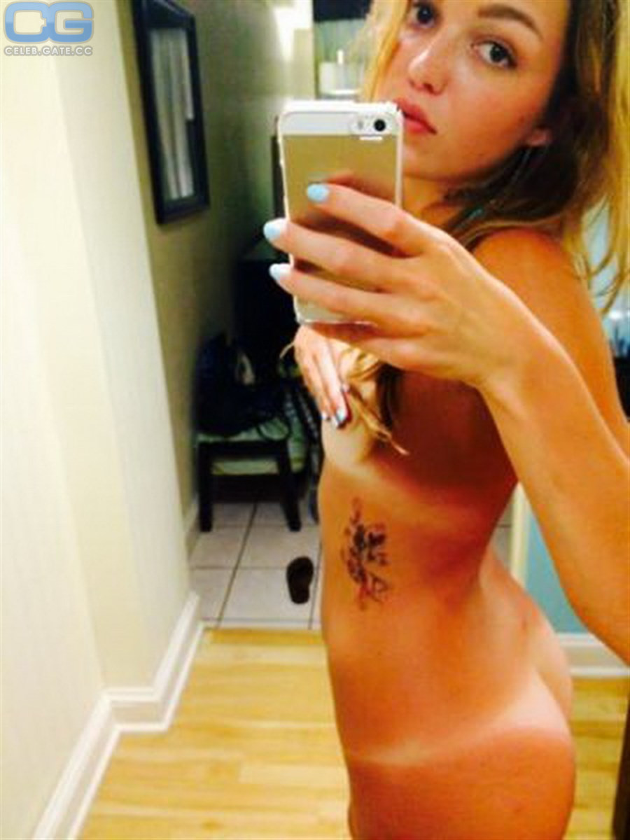 Lili Simmons selfie