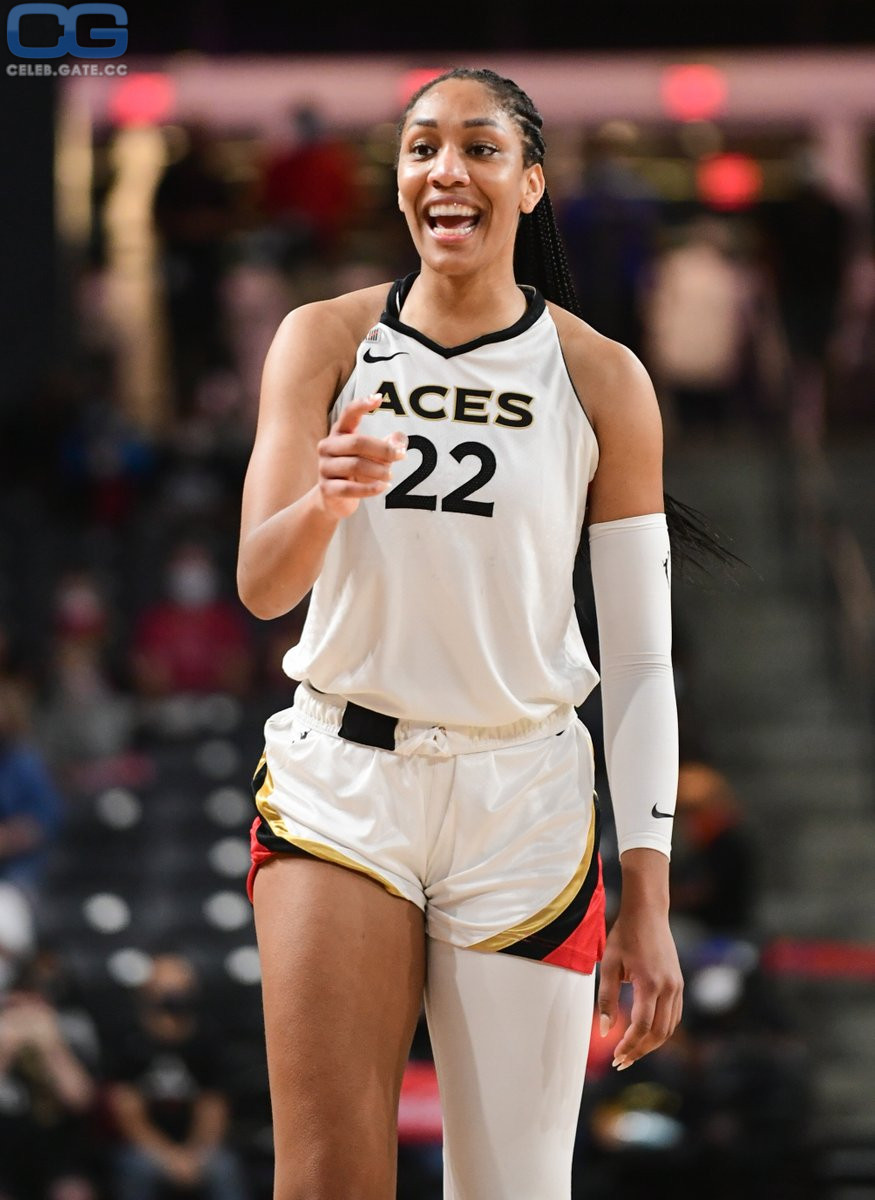 Liz Cambage 