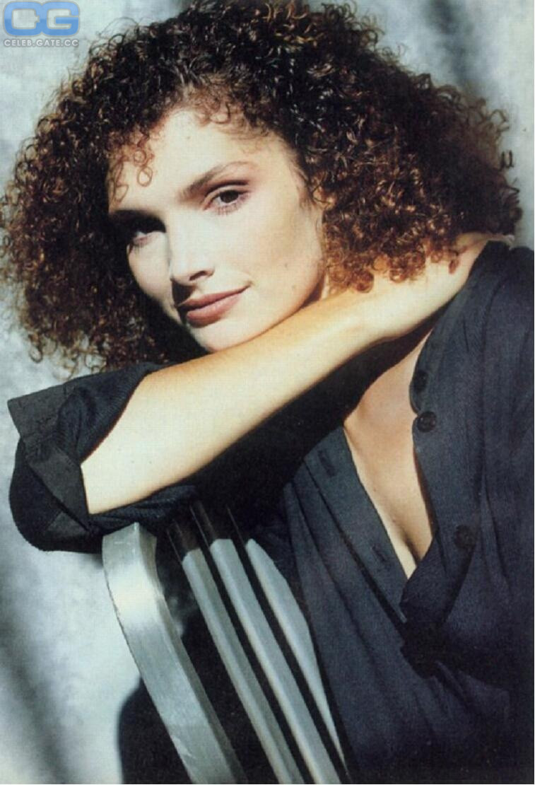 Mary Elizabeth Mastrantonio sexy