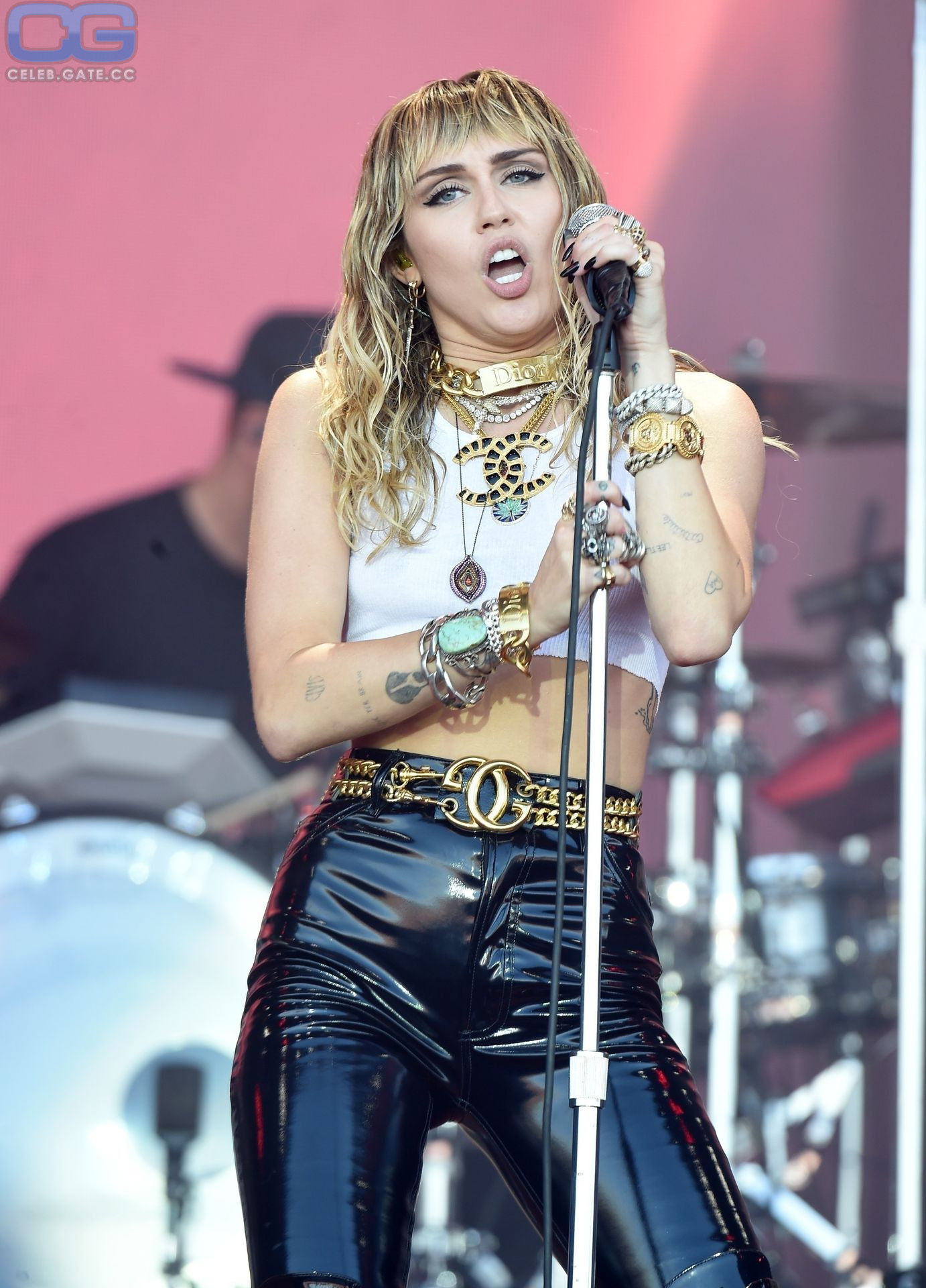 Miley Cyrus braless