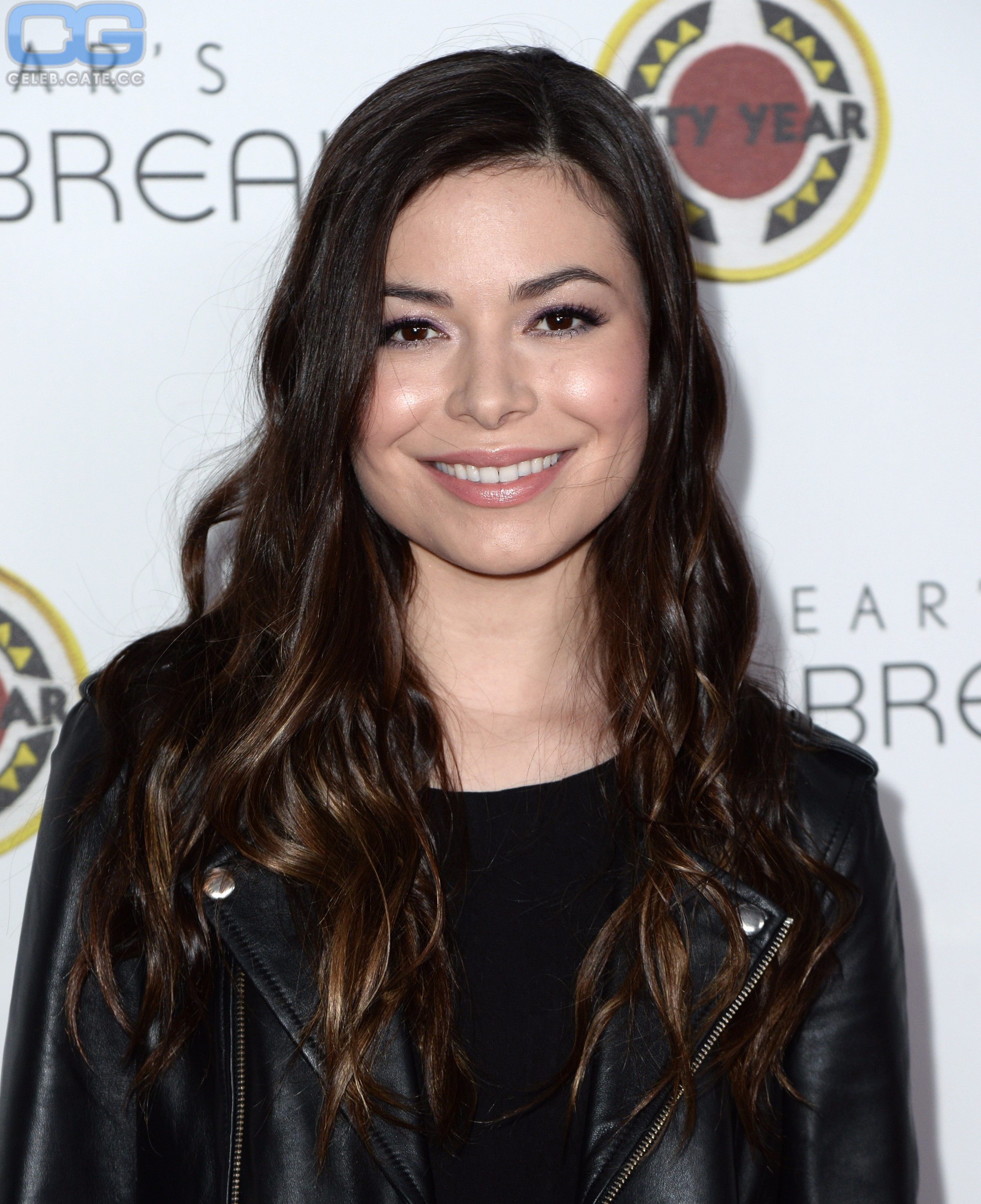 Miranda Cosgrove sexy