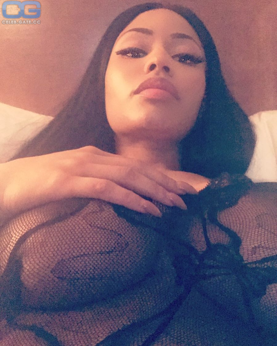 Nicki Minaj selfie