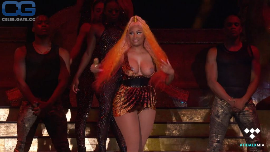 Nicki Minaj tit slip