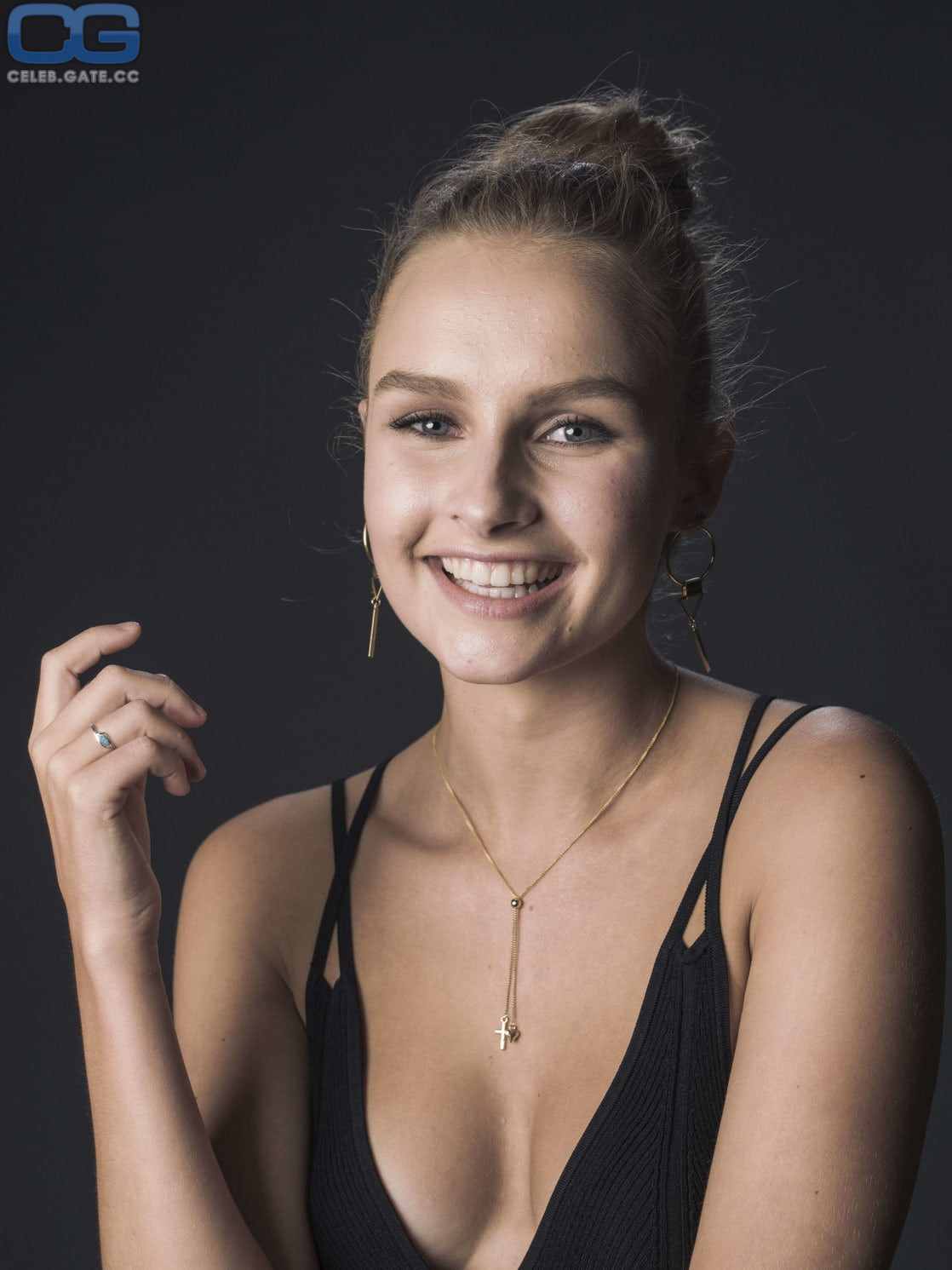 Olivia DeJonge dekollete