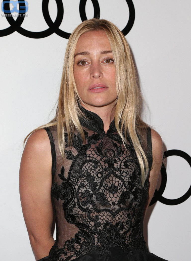 Piper Perabo braless