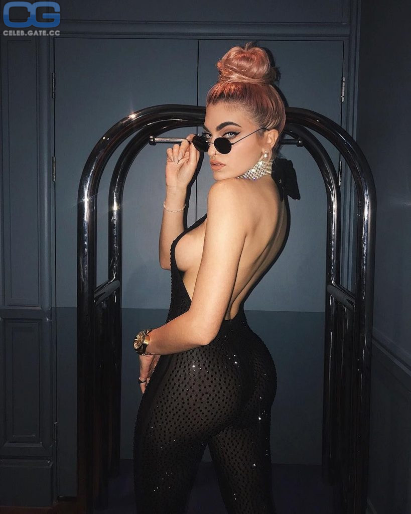 Roshelle sideboob