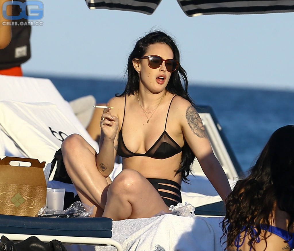 Rumer Willis beach