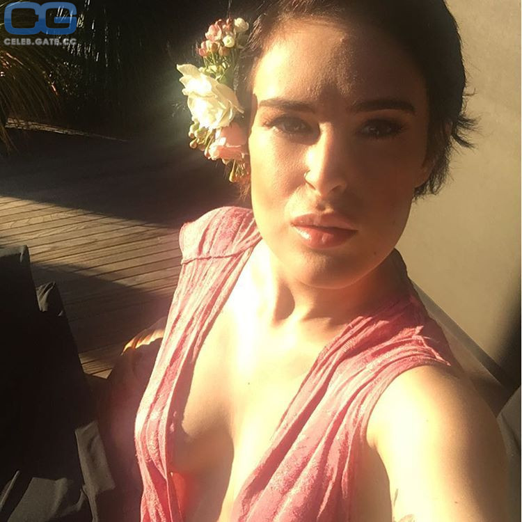 Rumer Willis cleavage