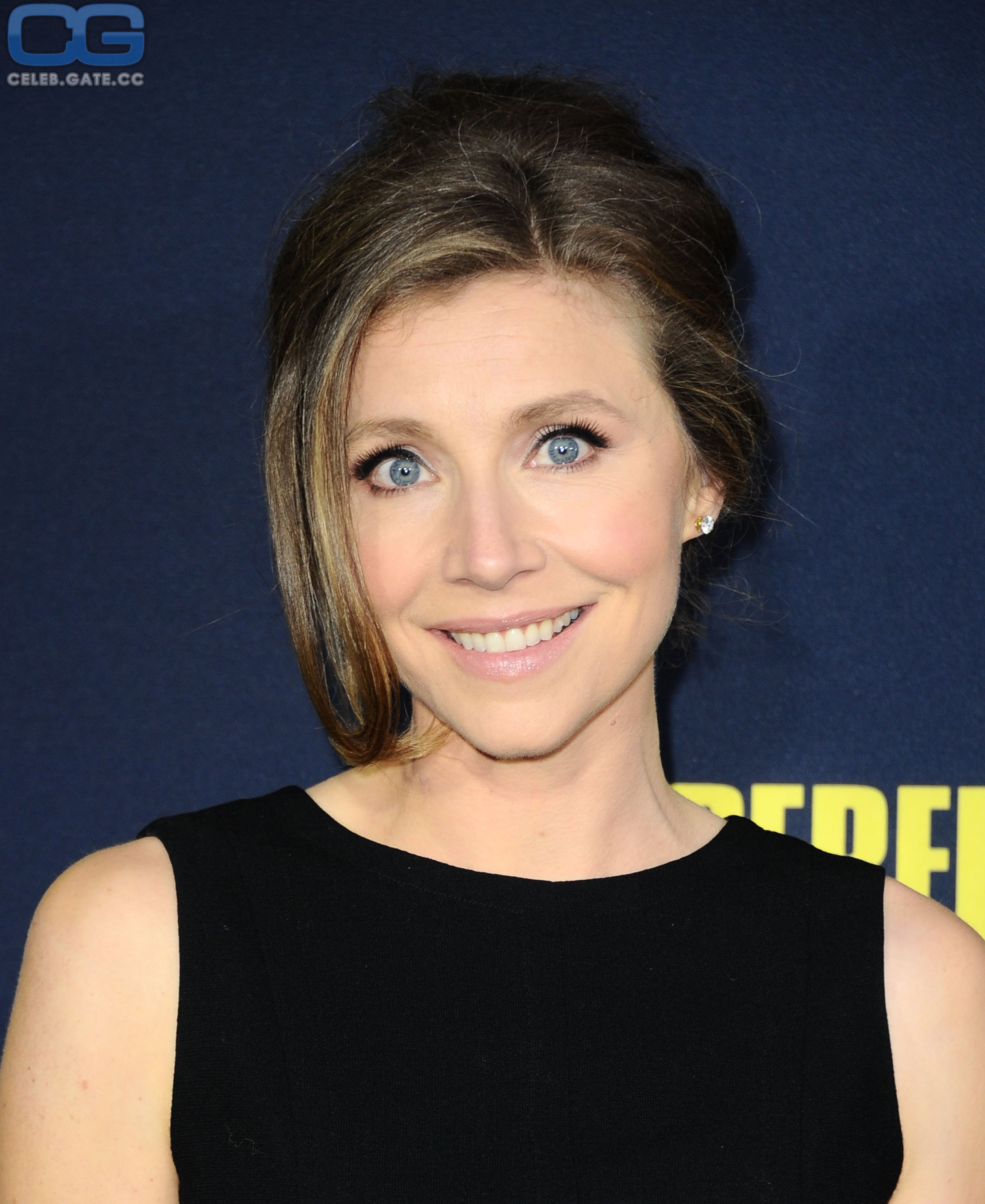 Sarah Chalke scrubs