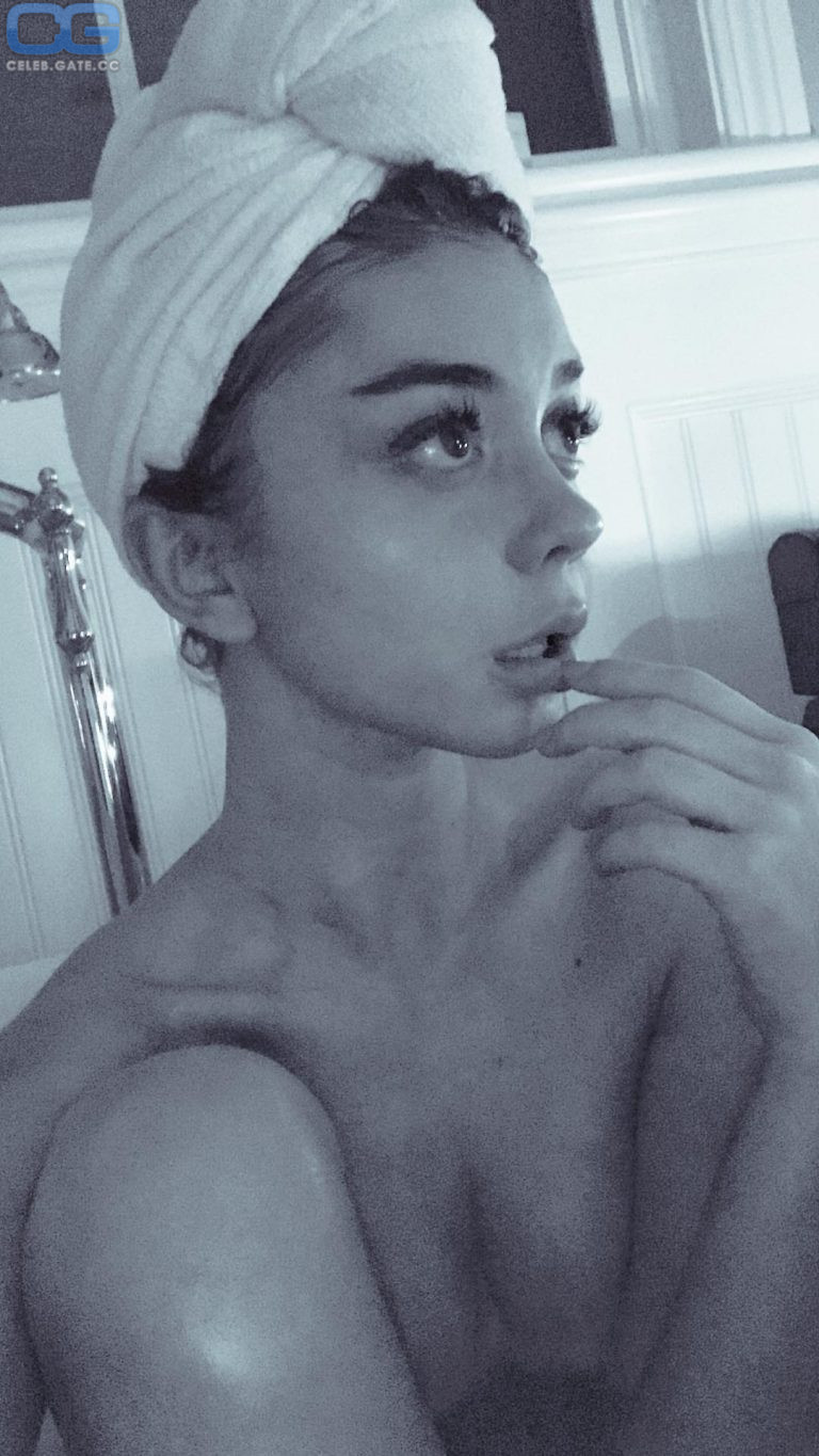 Sarah Hyland nude