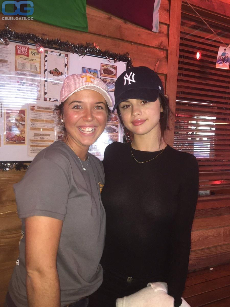 Selena Gomez no bra