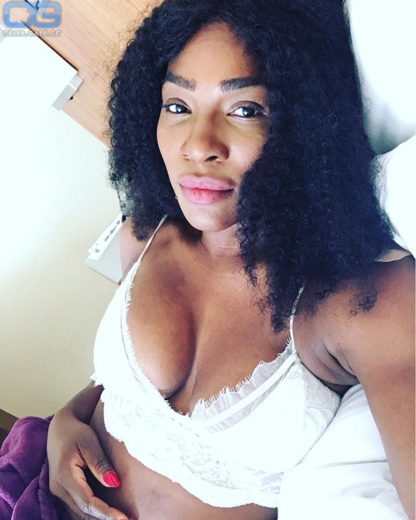 Serena Williams dekollete