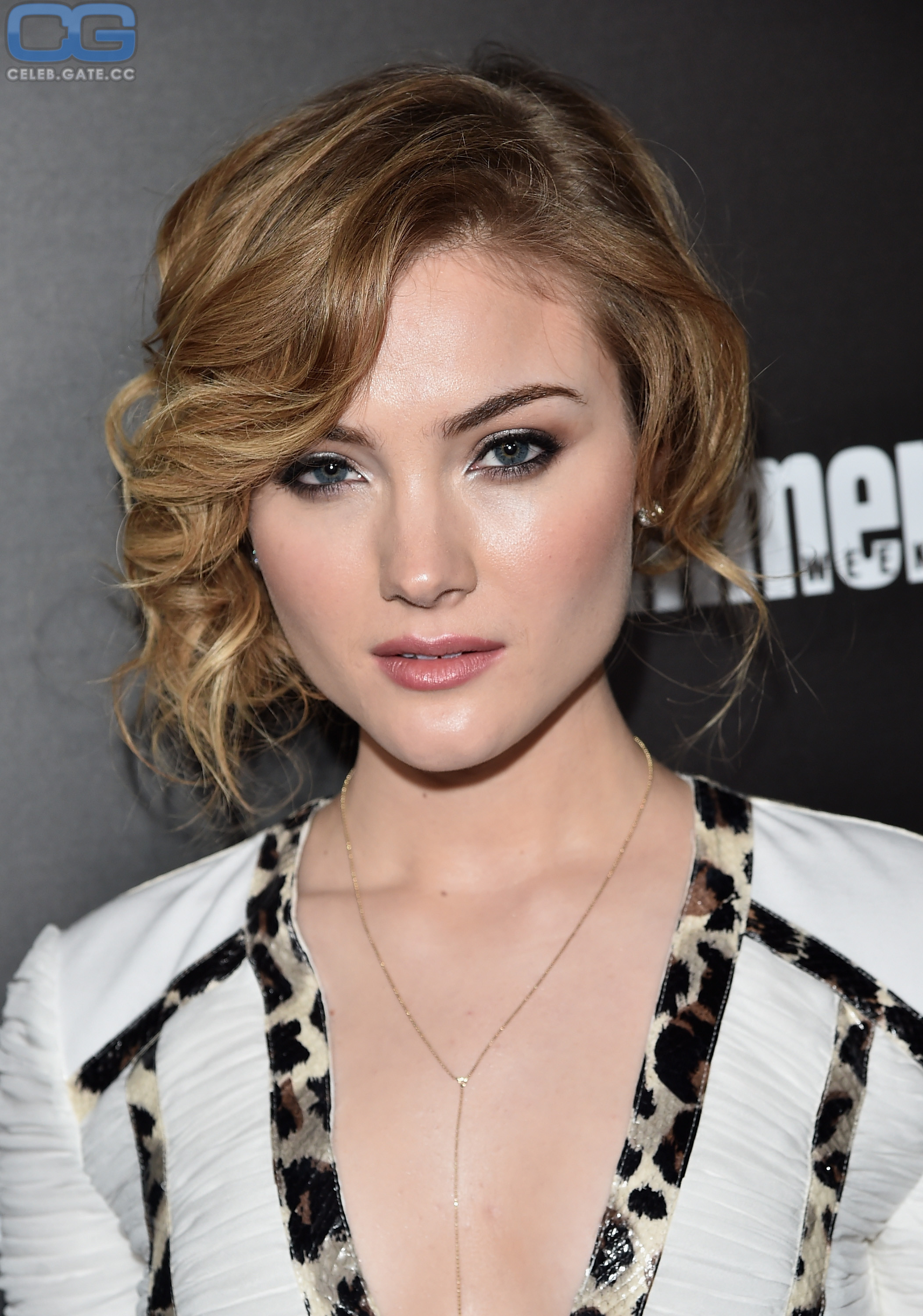 Skyler Samuels no bra