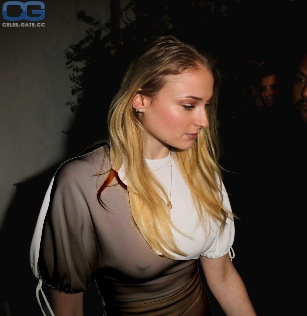 Sophie Turner braless