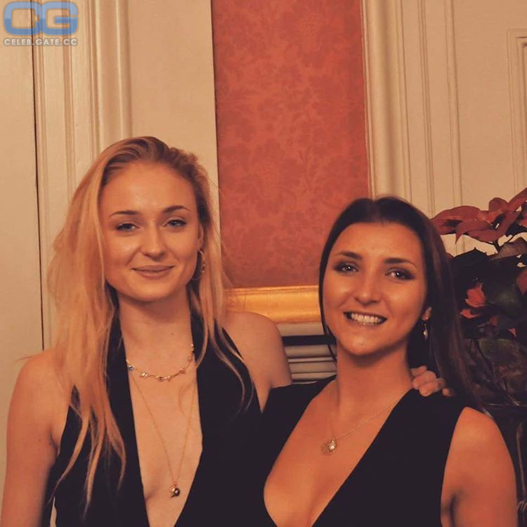 Sophie Turner cleavage