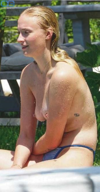 Sophie Turner nude photos