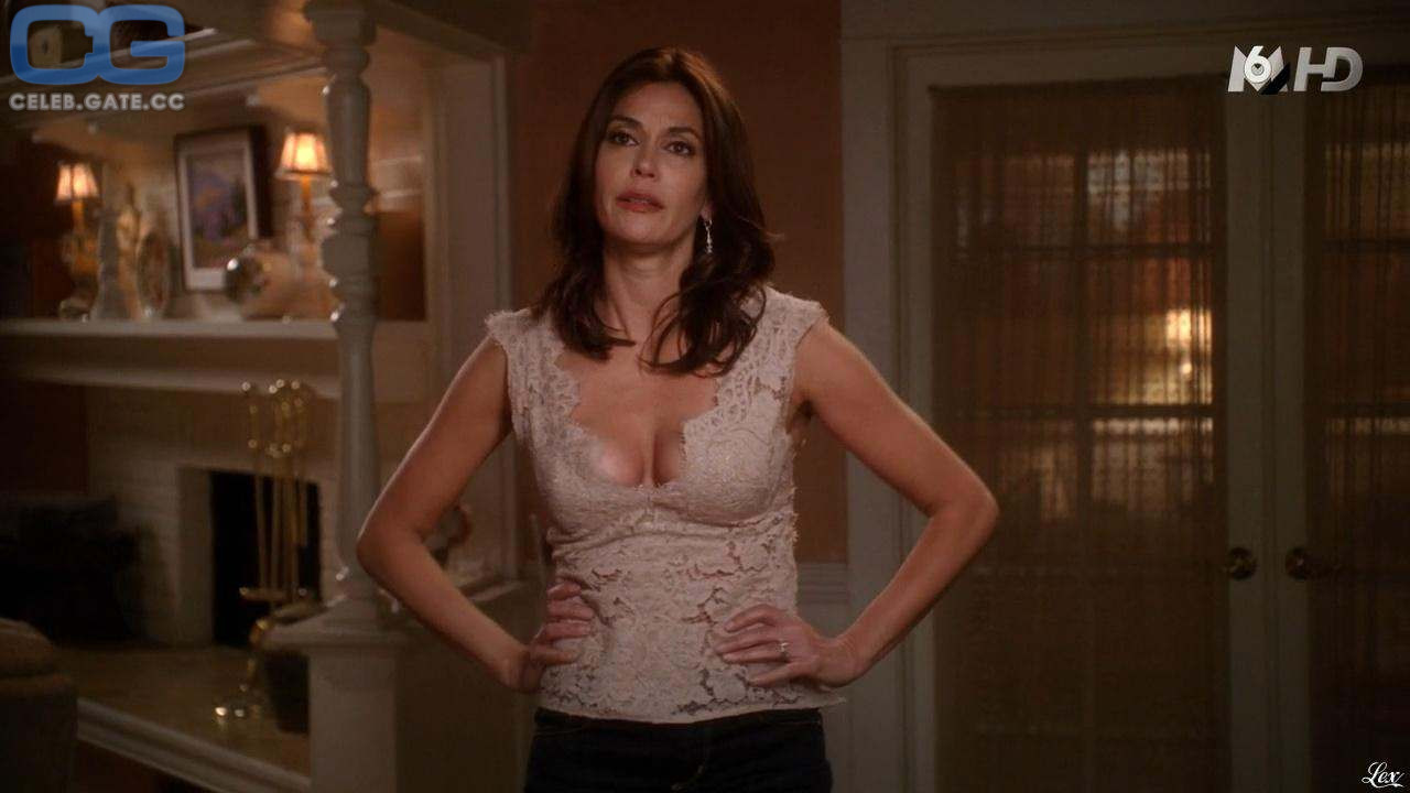 Teri Hatcher dekollete