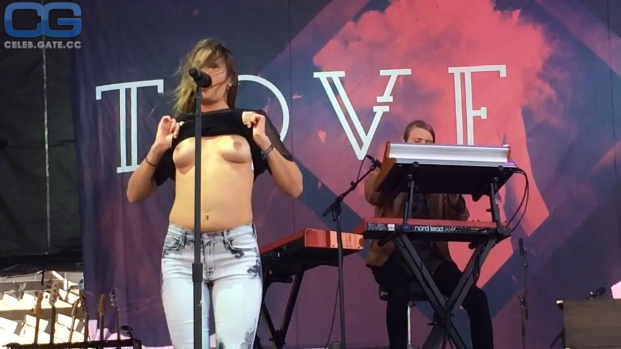 Tove Lo flashing tits