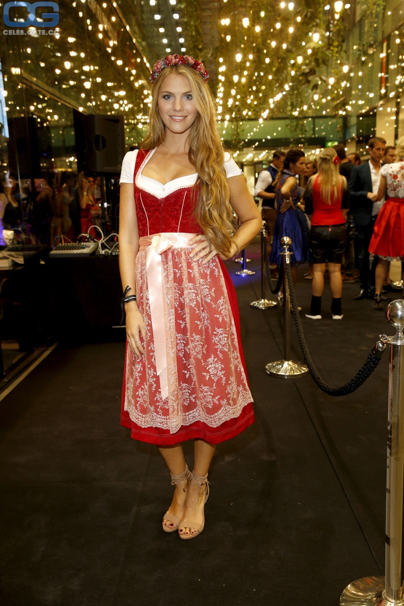 Viviane Geppert dirndl